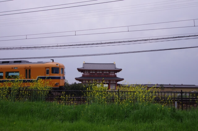 平城京を横断する近鉄特急